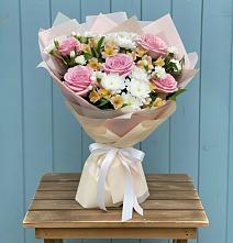 Букет цветов из:  Гвоздики, Орхидеи и Розы в Урушу