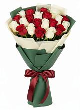 Букет Микс из красных и белых роз в Урушу