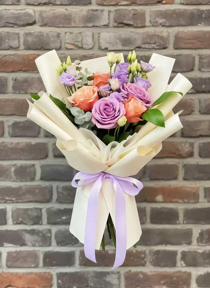 Букет цветов из: Лизиантусы и Розы в Урушу