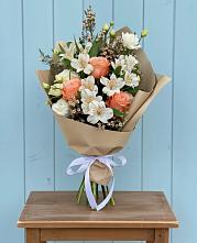 Букет цветов из:  Альстромерии, Лизиантусы, Розы и Хризантемы в Урушу