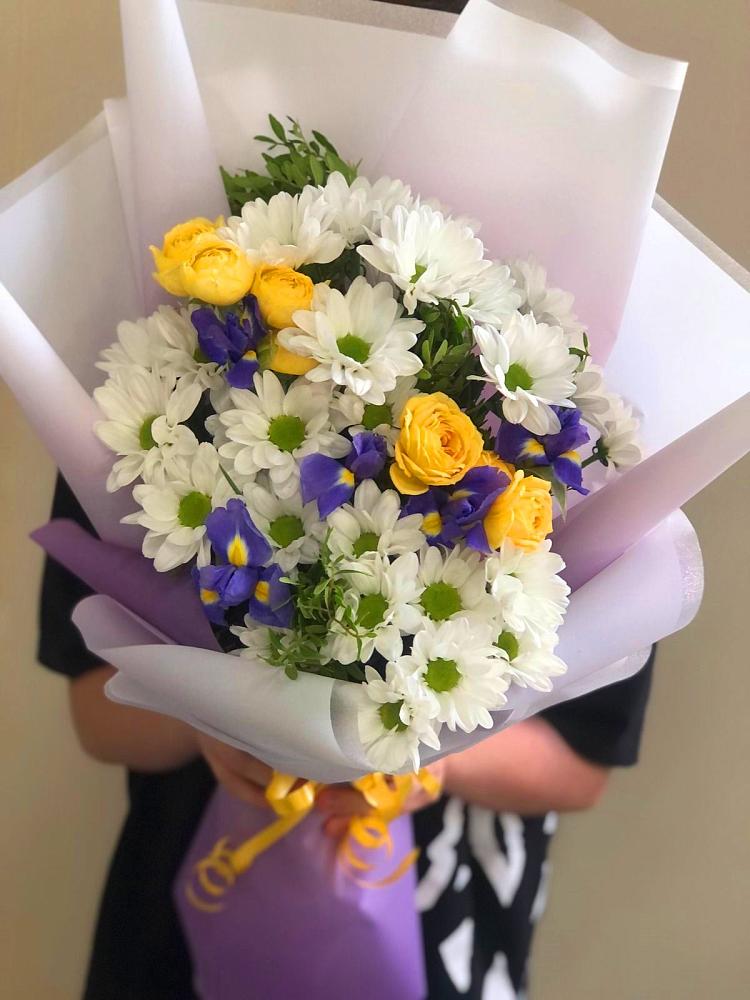 Букет цветов из: Ирисы, Хризантемы и Розы в Урушу