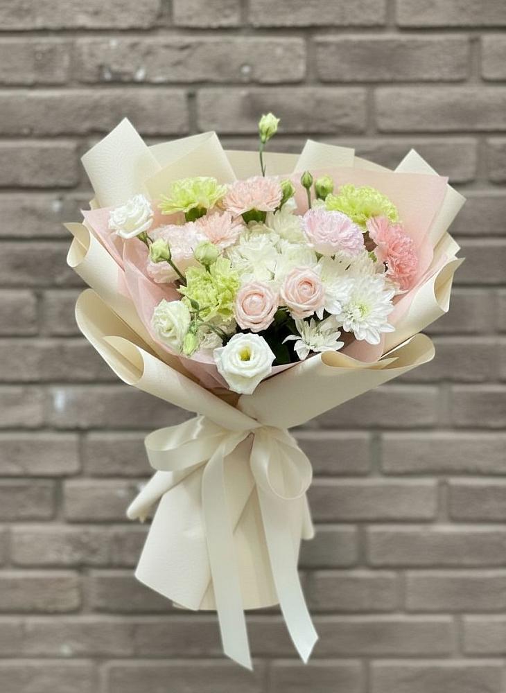 Букет цветов из: Гвоздики, Розы, Лизиантусы и Хризантемы в Урушу