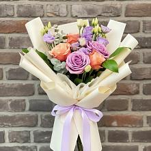 Букет цветов из:  Лизиантусы и Розы в Урушу