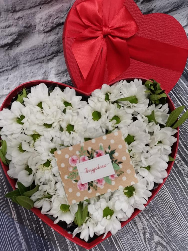 Цветочная композиция из Хризантемы в виде сердца в Урушу